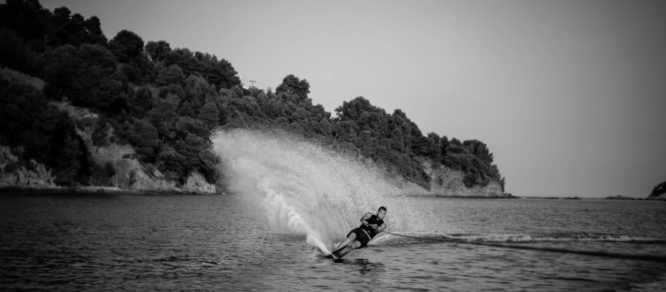 Ατρόμητος: Κάνει θαλάσσιο σκι την ώρα που είναι... δεμένος σε ένα υδροπλάνο (βίντεο)